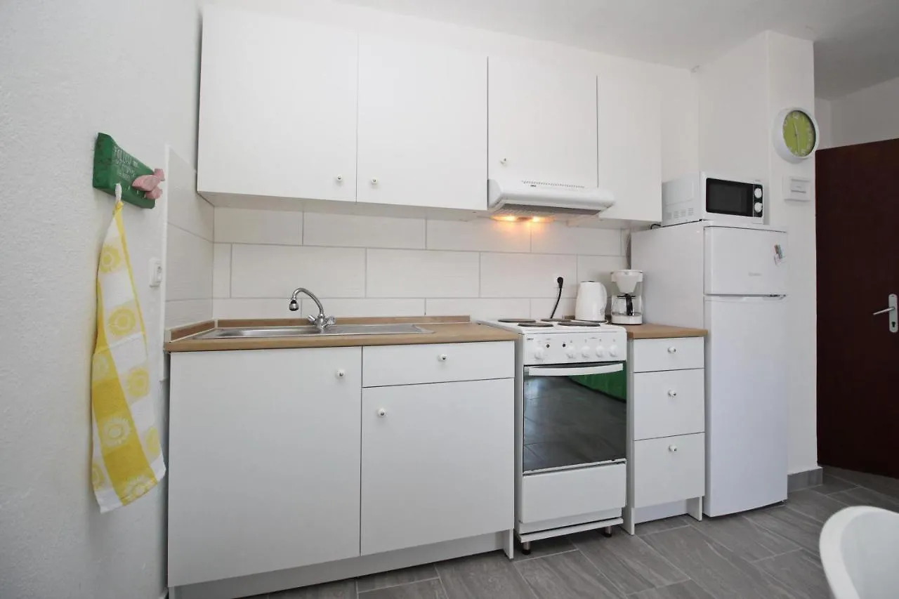 Rose 3 Apartment Baska